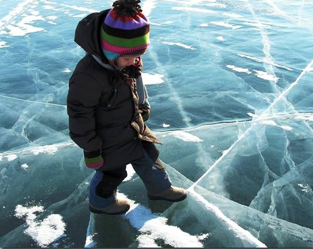 Осторожно, тонкий лёд!  Правила поведение на водоёмах в зимний период.